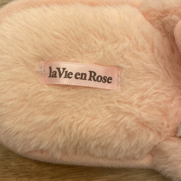 Baby pink slippers worn like once - Picture 3 of 4